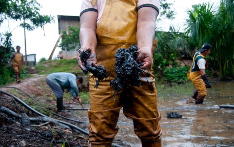 Los desechos petroleros son visibles en zonas donde han operado transnacionales, como en el Oriente de Ecuador.