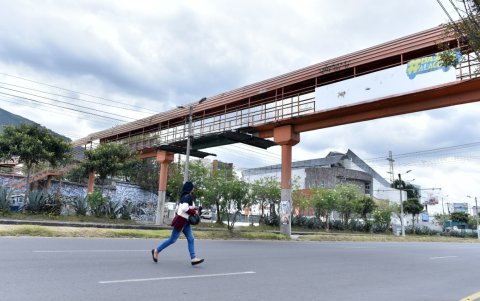 Contraste. En Las Casas piden que se habilite el puente peatonal ante el peligro.