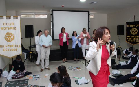Tomando la palabra. En la gráfica, una niña interviene. El objetivo del rotarismo a nivel mundial es generar líderes, las jornadas convocadas por 7 clubes de Guayaquil y Samborondón  apoyan ese fin.