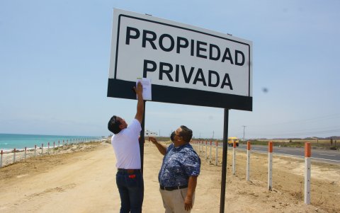 Clausura. La Comisaría de Santa Elena acudió al sitio y pegó un sello de clausura en un letrero que solo advertía que el terreno es de propiedad privada.