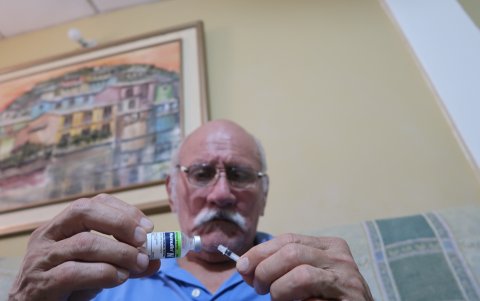 Roberto Martínez dice que no hay la insulina que necesita en el hospital y que la consiguió gracias a otra persona conocida con diabetes que la importó.