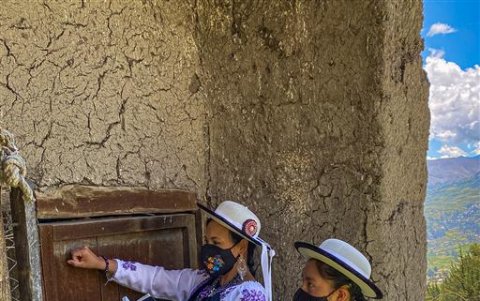 Ministerio.- En Cañar dos Testigos de Jehová tocan la puerta con el ánimo de compartir un mensaje de la Biblia.