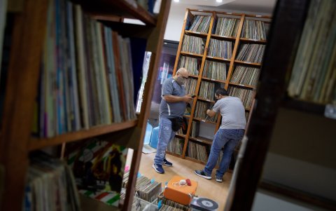 Caracas. Dos personas buscan vinilos en una estantería de la recién abierta tienda El Marchante.