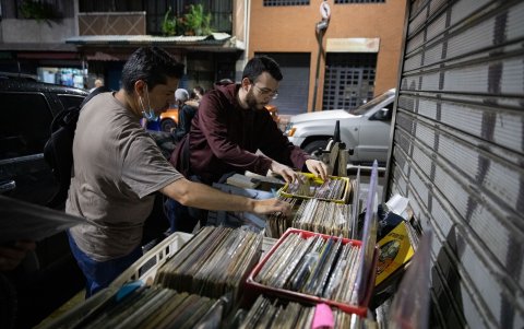 Caracas. Dos personas observan discos de vinilos en un puesto de venta improvisado. Este tipo de tiendas al aire libre se paran en cualquier esquina.