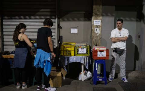 Caracas. Una persona ha improvisado su local en una vereda cualquiera de la capital de Venezuela.