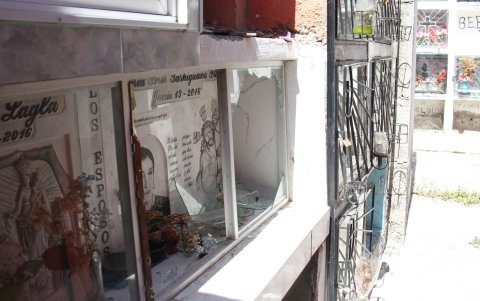 Las protecciones de aluminio y vidrio fueron destruidas. Se llevaron también los recuerdos de cobre y bronce.