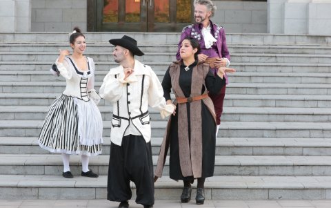 El reparto en los exteriores del teatro.