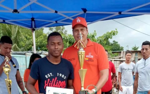 Premio. Miguel Ruiz, aspirante a la Alcaldía de Esmeraldas entrega premios en un torneo deportivo.
