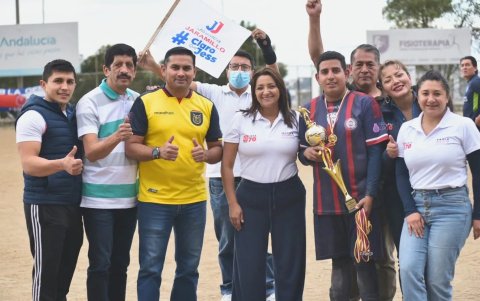 Torneo. Jéssica Jaramillo, postulante a la Alcaldía de Quito, por la lista 70, en la entrega de premios de un campeonato de fútbol.