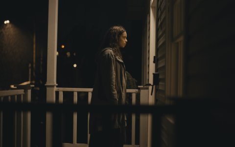 Fotografía cedida hoy por 20th Century Studios que muestra a la actriz Georgina Campbell mientras interpreta a Tess en la película de terror 