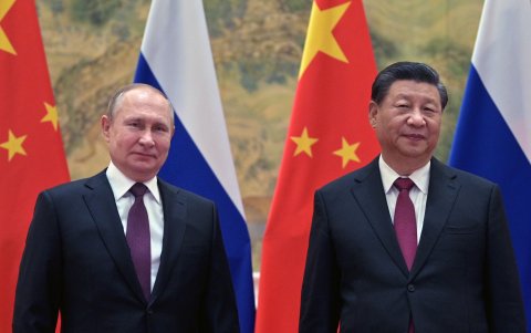El presidente ruso, Vladimir Putin (izq), y su homólogo chino, Xi Jinping (der), posan para una fotografía durante su reunión en Pekín el 4 de febrero de 2022.