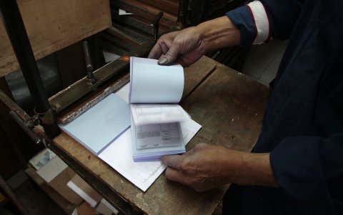 Los pequeños negocios muestran los cuadernillos de las facturas. Prevén que las últimas unidades, en algunos casos, se impriman este mes.