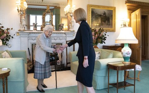 La reina Isabel II recibe a Liz Truss durante una audiencia en Balmoral, Escocia, este 6 de septiembre.