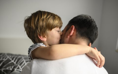 Ocultar el origen biológico de su hijo traerá consecuencias en el menor.