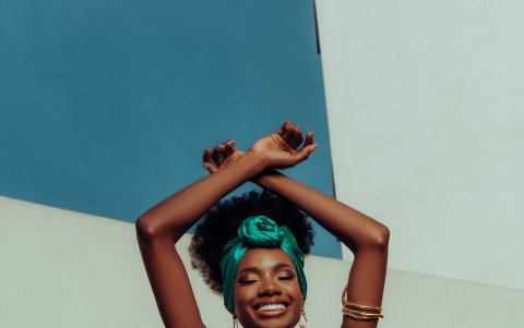 Los turbantes y colores vivos son parte de su look.