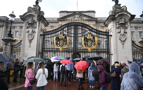 Personas afuera del palacio en espera de noticias.