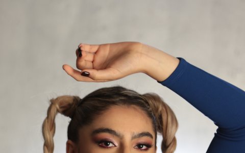 Las trenzas acompañan a looks sporty y casuales