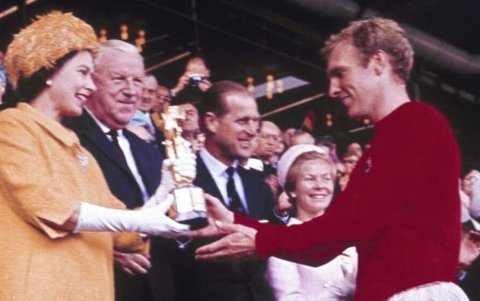 La Reina Isabel II entrega la Copa del Mundo a Booby Moore