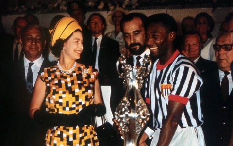 Pelé recibe trofeo de las manos de la Reina Isabel II durante su visita a Río de Janeiro.