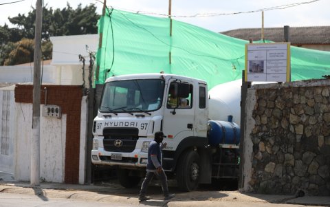 La llegada de los trabajadores llamaron la atención de los residentes del sector.