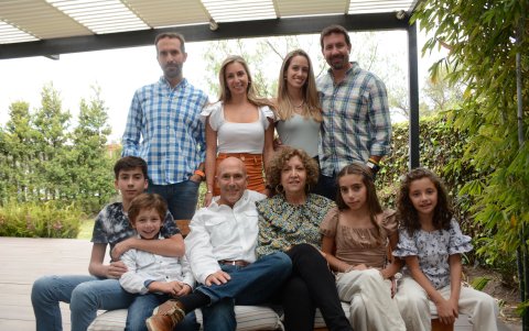 En compañia de su esposa e hijos, quienes también son deportistas.