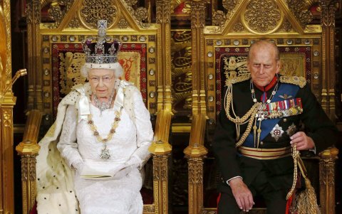 La reina Isabel II de Inglaterra (i) junto al Duque de Edinburgo, el Príncipe Felipe en 2014.