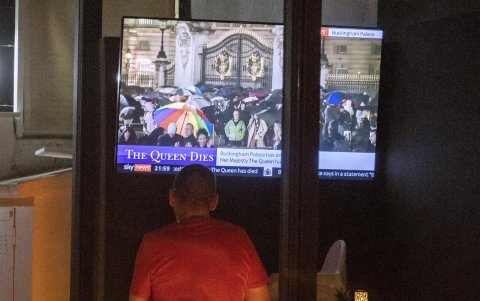 Turistas Británicos ven en la TV las noticias relacionadas con el fallecimiento de la reina Isabel II, hoy jueves en Magaluf.