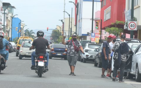 En la calle Ayacucho se venden repuestos que evidentemente son usados