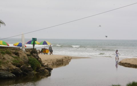 El estero desemboca al mar y lo contamina.