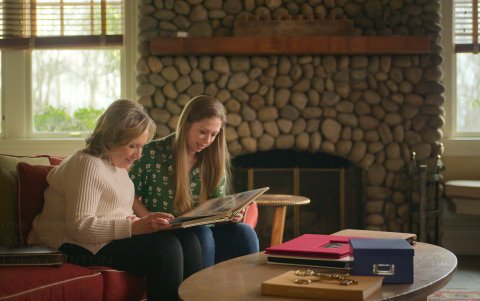 Fotograma cedido por Apple TV+ que muestra a la exsecretaria de Estado de EEUU, Hillary Clinton, junto a su hija Chelsea, durante un momento de la docuserie 
