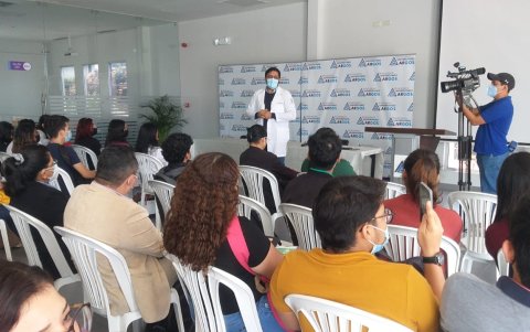 Actividad. Un psicólogo de la Junta de Beneficencia mientras da charlas sobre el tema en el tecnológico universitario Argos.