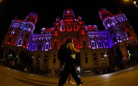 El Palacio de Correos, sede del ayuntamiento de Madrid, se ilumina hoy viernes con los colores de la bandera británica por el fallecimiento de la reina Isabel II de Inglaterra.