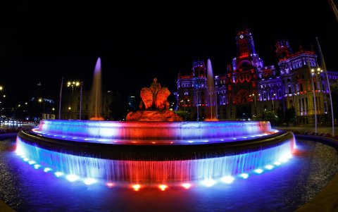 La madrileña fuente de La Cibeles se ilumina hoy viernes con los colores de la bandera británica por el fallecimiento de la reina Isabel II de Inglaterra.