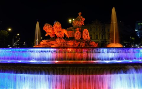 Otra toma de la madrileña fuente de La Cibeles.