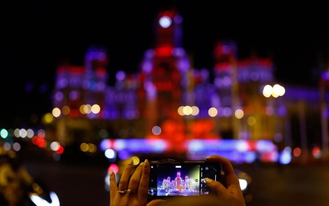 La fuente de La Cibeles desde el teléfono de los espectadores.