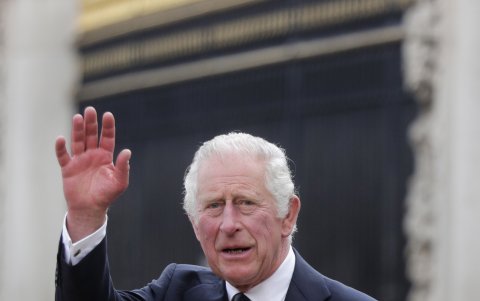 El rey Carlos III saluda a los espectadores cuando llega al Palacio de Buckingham en Londres, Gran Bretaña, el 9 de septiembre de 2022.