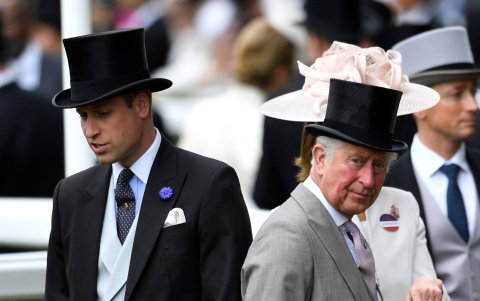 Imagen del 18 de junio de 2019 del príncipe William (i) y su padre Carlos, nuevo monarca del Reino Unido.