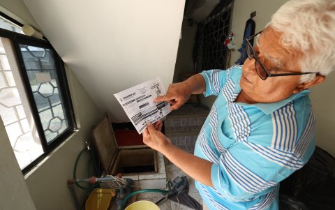 Cisterna. Son pocos los que, como Francisco Bravo, cuentan con cisterna en casa para abastecerse del líquido, que es provisto irregularmente. Pero la planilla siempre llega a tiempo.