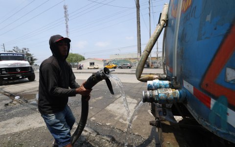 En la planta de agua potable de Emapad alrededor de 15 a 20 tanqueros se abastecen diariamente del líquido.