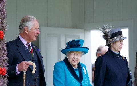 Imagen del 1 de septiembre de 2018, en Edimburgo, de la reina Isabel II y sus hijos, Carlos (izquierda) y Ana.