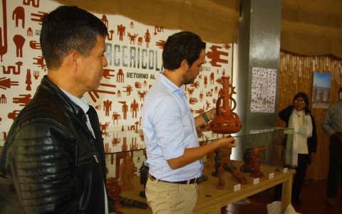 Exposición. Nuno Acosta presenta en el Museo Amantes de Sumpa la colección Tercerícolas. Esteban Orrala, hijo de Juan, junto al promotor artístico.