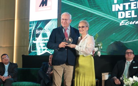 Edmundo Uribe fue galardonado por Asoexpla por convertirse en el primer exportador de plátano fresco del Ecuador.