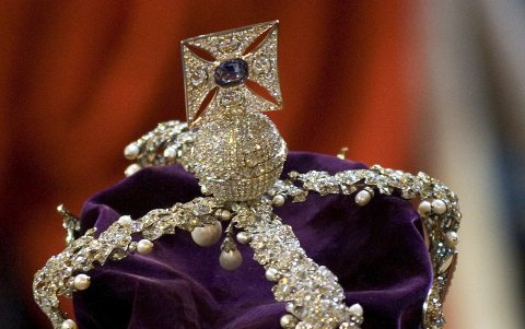 La corona de la reina Isabel II de Inglaterra durante la ceremonia de apertura del Parlamento celebrada en Londres (Reino Unido), el 25 de mayo de 2010