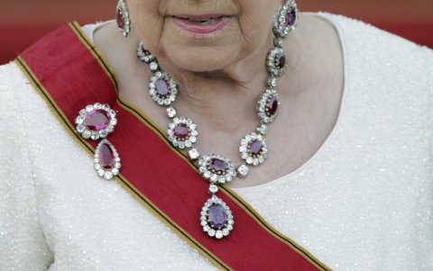 Detalle de las joyas de la reina Isabel II de Inglaterra a su llegada al banquete en su honor en el Palacio de Bellevue de Berlín, Alemania, el 24 de junio de 2015