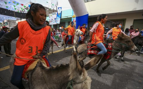 Los organizadores entregan un premio al mejor vestido, pero también al traje más llamativo.