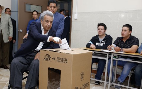 En la Junta 17 del recinto electoral ubicado en la UTE al noroccidente de Quito votó el presidente de la República, Lenín Moreno, acompañado de su esposa, en los pasillos varios ministros lo esperaban, el 4 de febrero de 2018.
