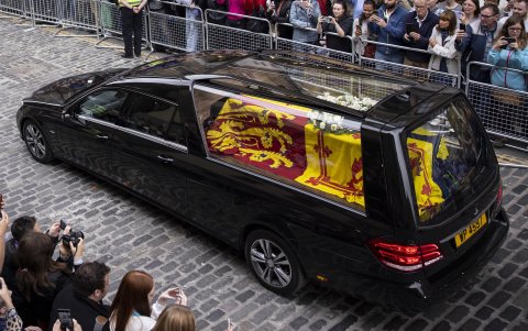 El cortejo fúnebre de la reina Isabel II llega a Edimburgo.