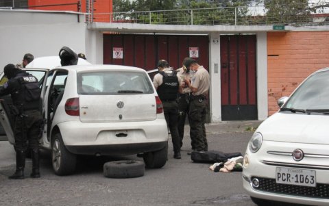 Evidencia. En un vehículo blanco llevaban herramientas para abrir y robar partes de vehículos. También se halló dinero falso.