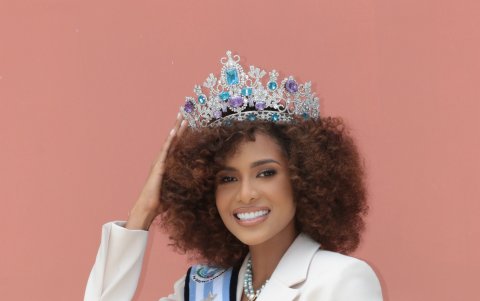 La menor de cinco hermanos es diseñadora de accesorios y su vida ha estado volcada a la labor social. Uno de sus proyectos se llama Renacer.