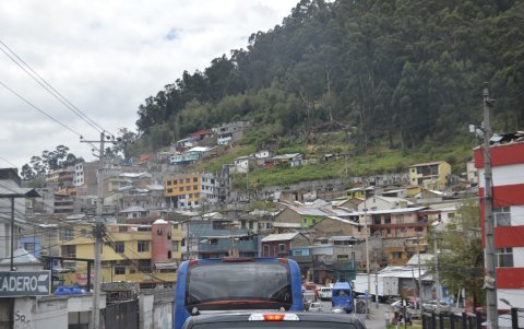 Informales. Las casas de adobe, chozas, covachas e incluso con material de cemento se siguen levantando en zonas de alto riesgo, sin ningún control.